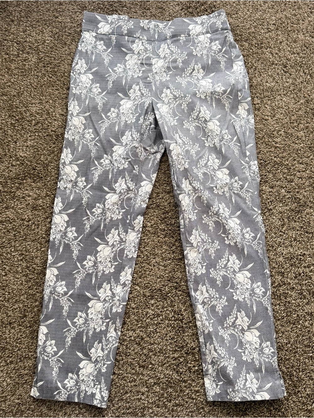 89th + Madison Gray Floral Print Ankle Pants - Size Medium